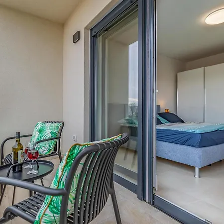 Amazing In With Heated Swimming Pool Ferienhaus Ližnjan