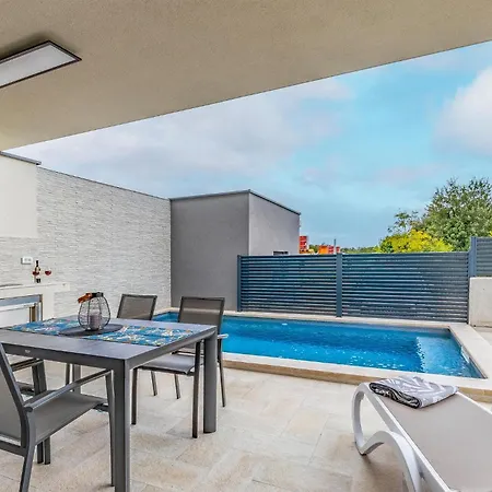 بيت للعطل Amazing In With Heated Swimming Pool Ližnjan