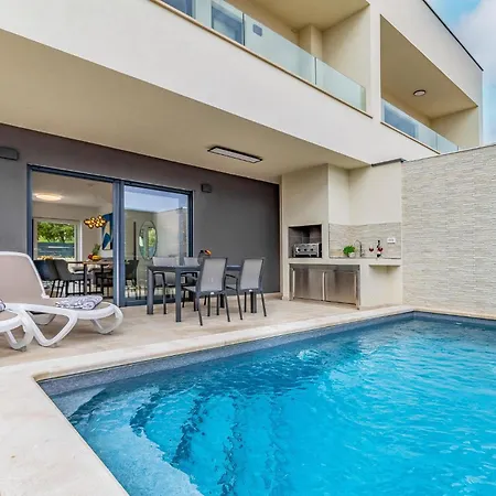 Amazing In With Heated Swimming Pool Ferienhaus