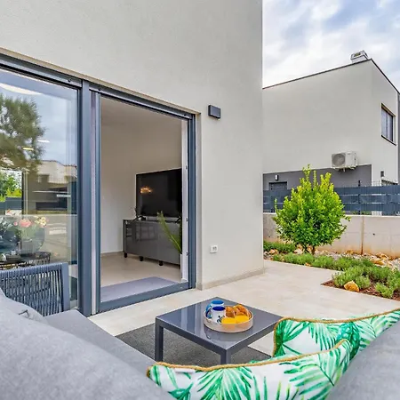 Amazing In With Heated Swimming Pool Ferienhaus