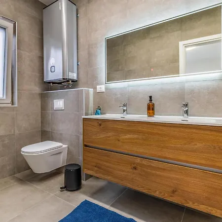 Amazing In With Heated Swimming Pool Ližnjan