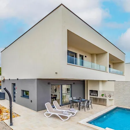 Amazing In With Heated Swimming Pool