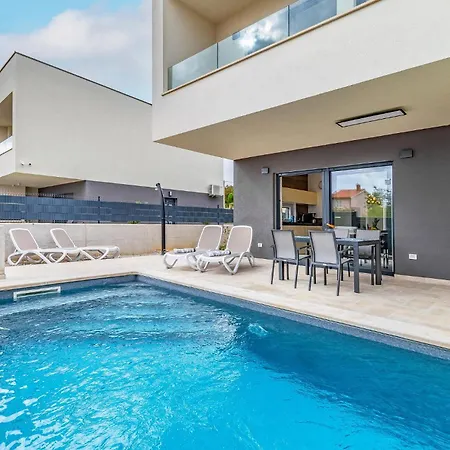 Amazing In With Heated Swimming Pool * Ližnjan