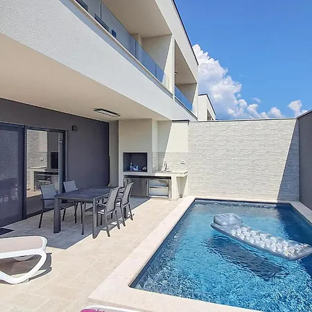 Amazing In With Heated Swimming Pool